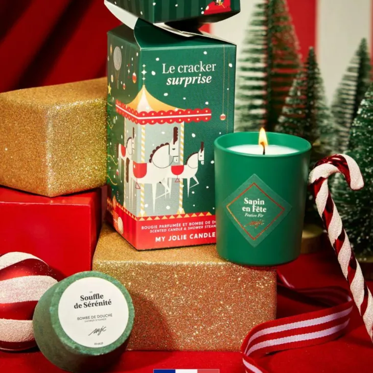Cracker surprise bougie et bombe de douche senteur sapin My Jolie Candle Noël 2025 – 5,7 x 5,7 x 7 cm