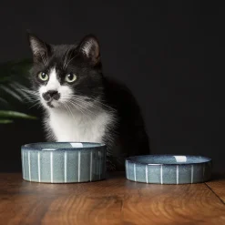 Gamelle pour chat en grès coloris gris avec rayures Reactive Glaze Scruffs - 13 x 13 x 3 cm