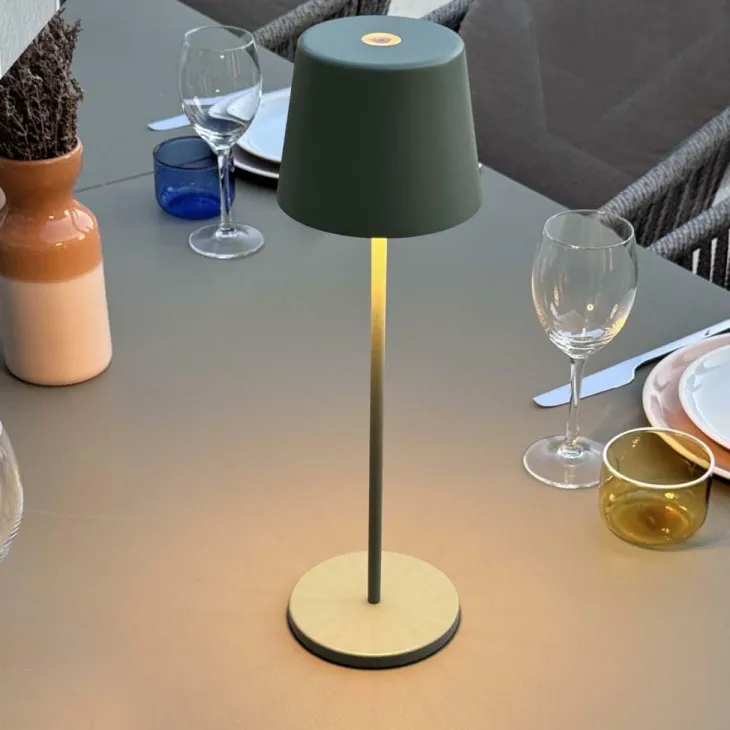 Lampe de table touch sans fil en aluminium vert Kelly Olive - Ø 10 x H 38 cm