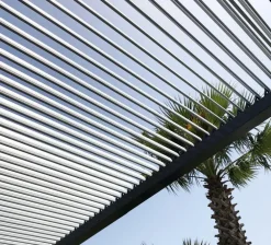 Pergola bioclimatique autoportante en aluminium coloris gris anthracite modèle Maïa Couleurs du monde - 3 x 3 x 2,23 m