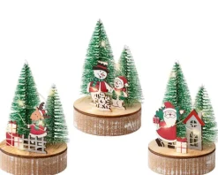 Scénette de Noël sur socle en bois avec figurine rouge et sapins verts à micro LED blanc chaud  - Ø 8 x H 12,5 cm