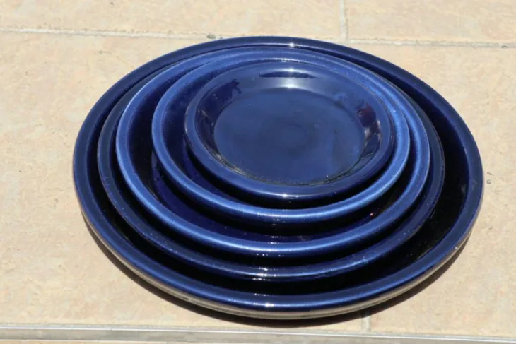 Soucoupe en terre cuite émaillée bleu Nuit étoilée Les Poteries d’Albi - Ø 28 cm