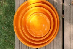 Soucoupe en terre cuite émaillée orange Savane Les Poteries d’Albi - Ø 33 cm
