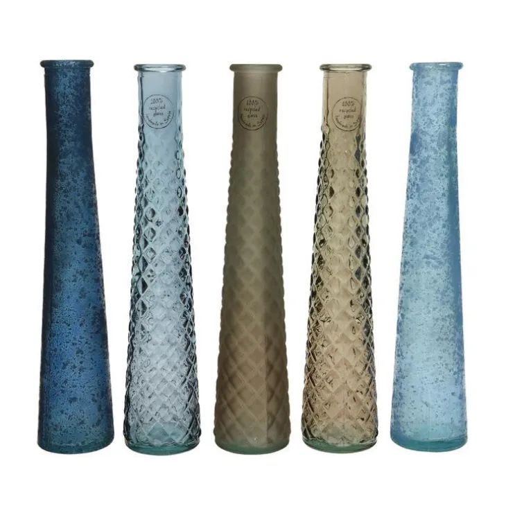 Vase en verre recyclé avec un relief gaufré – Ø 7 x 32 cm (produit vendu à l'unité, livré aléatoirement parmi cinq modèles)